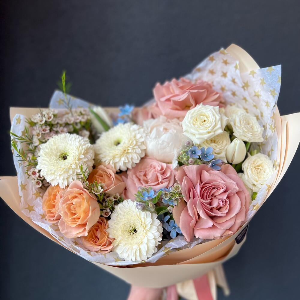 Авторский букет с пионовидными розами, пионом и Герберами «Айс латте»